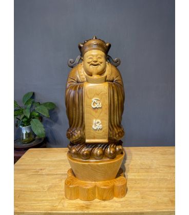 Tượng Thần Tài Tài Lộc Đứng Trên Thỏi Vàng - Gỗ Pơ Mu